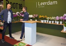 Jos Leerdam (rechts) van Leerdam Orchids druk in gesprek met Hendrik Breetvelt.